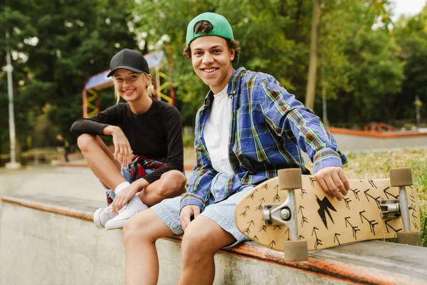 Due Adolescenti Multirazziali Sorridono Usano Cellulari Mentre Trascorrono Del Tempo — Foto Stock
