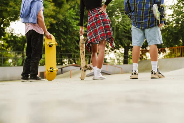 Білі Підлітки Тримають Скейтборди Проводячи Час Скейт Парку Відкритому Повітрі — стокове фото