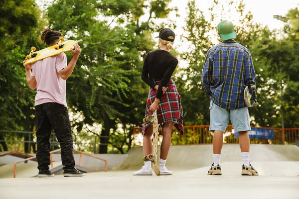 Blanke Tieners Houden Skateboards Terwijl Tijd Doorbrengen Skate Park Buiten — Stockfoto