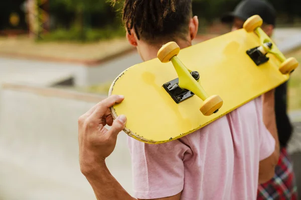 Jongen Met Dreadlocks Rustend Skate Park Met Zijn Vrienden Zomerdag — Stockfoto