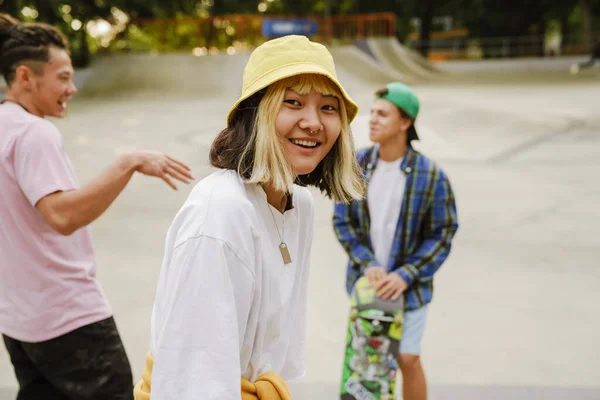 Amigos Multirraciais Rindo Conversando Enquanto Cavalgam Parque Skate Dia Verão — Fotografia de Stock