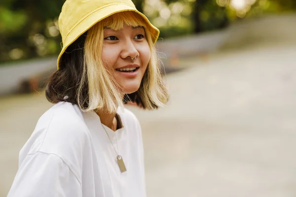 Asian Girl Wearing Hat Smiling Looking Aside Skate Park Outdoors — Stock Photo, Image