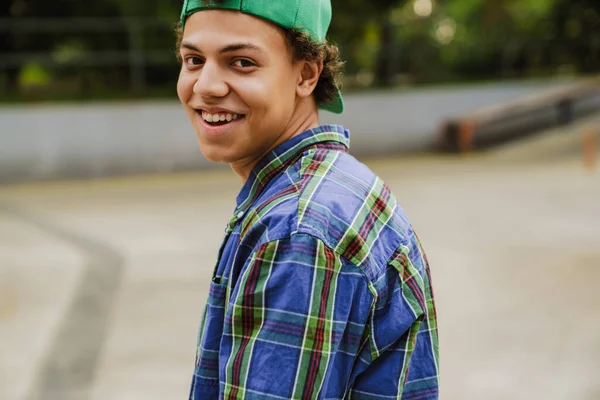 Niño Hispano Sonriendo Mientras Monta Skate Park Con Sus Amigos — Foto de Stock