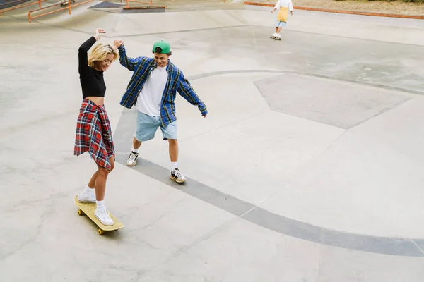 Amigos Multirraciais Rindo Enquanto Cavalgam Parque Skate Dia Verão — Fotografia de Stock