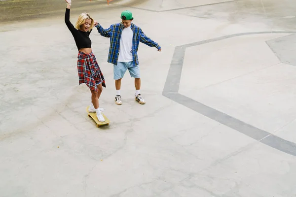 Multiraciale Vrienden Lachen Tijdens Het Rijden Skate Park Zomerdag — Stockfoto