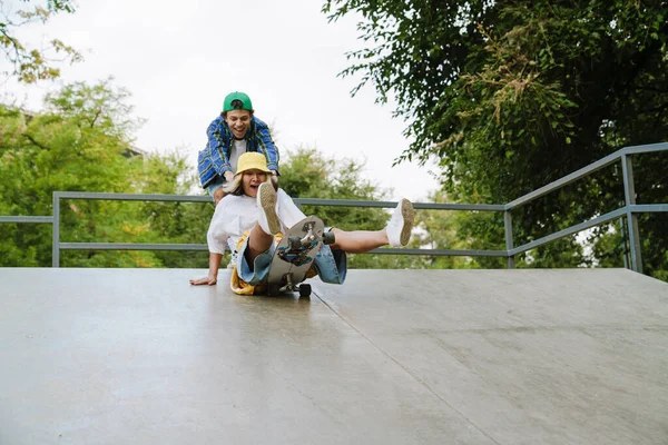 Amigos Multirraciales Burlan Mientras Montan Parque Skate Día Verano — Foto de Stock