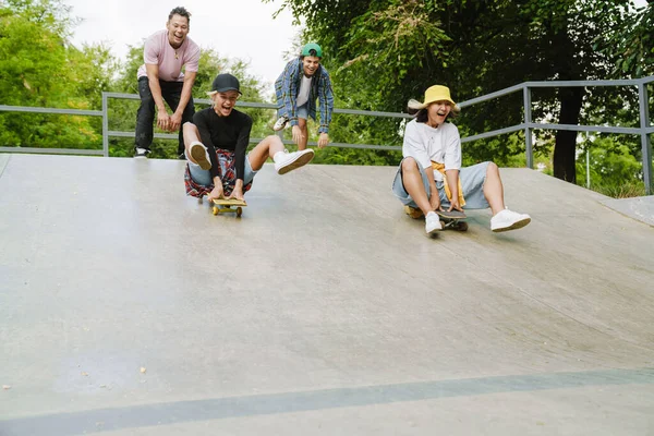 Multiraciala Tonåringar Gör Narr Medan Spenderar Tid Skate Park Utomhus — Stockfoto