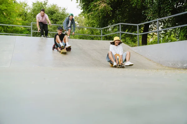 Adolescentes Multirraciales Burlándose Mientras Pasan Tiempo Parque Skate Aire Libre — Foto de Stock