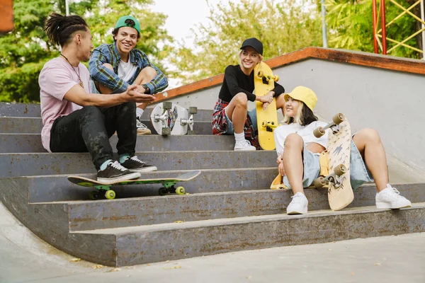 Adolescentes Multirraciais Conversando Rindo Enquanto Passam Tempo Parque Skate Livre — Fotografia de Stock