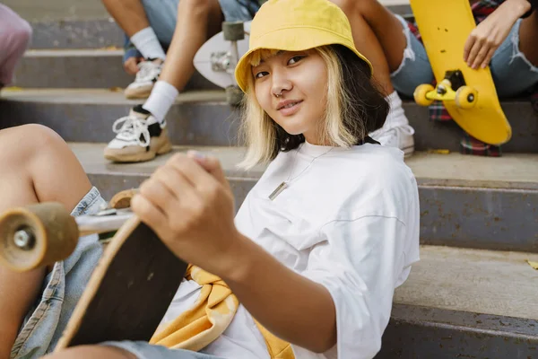 Азійська Дівчинка Сидить Сходах Проводячи Час Друзями Скейт Парку — стокове фото