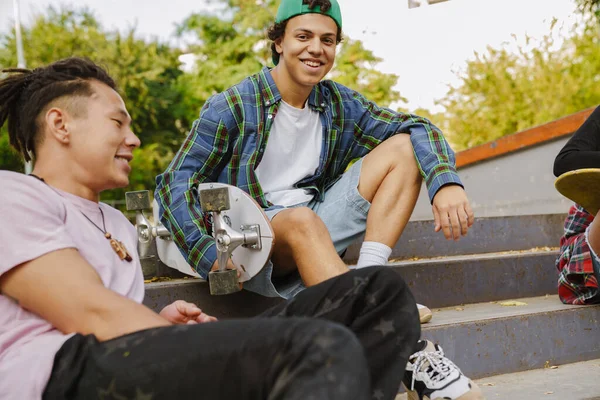 Wielorasowe Nastolatki Rozmawiające Śmiejące Się Podczas Spędzania Czasu Skate Parku — Zdjęcie stockowe
