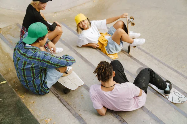Amigos Multirraciales Sonriendo Hablando Mientras Descansan Parque Skate Día Verano —  Fotos de Stock