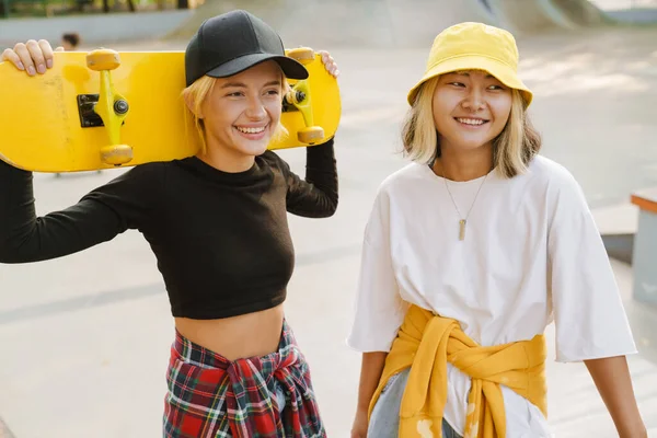 Multiraciale Meisjes Glimlachen Terwijl Rusten Skate Park Zomerdag — Stockfoto