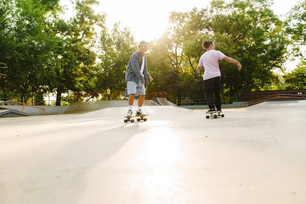 Multiracial Friends Laughing While Riding Skate Park Summer Day — Stock Photo, Image