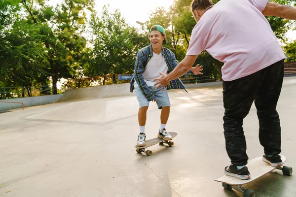 Multiracial Friends Laughing While Riding Skate Park Summer Day — Stock Photo, Image