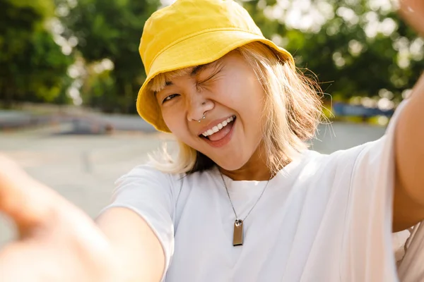 Asiatisk Flicka Bär Hatt Blinkar Och Ler När Tar Selfie — Stockfoto
