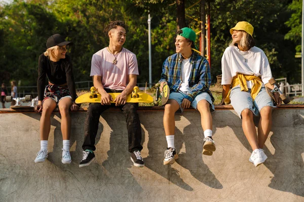 Multiraciala Tonåringar Pratar Och Skrattar Medan Tillbringar Tid Skate Park — Stockfoto