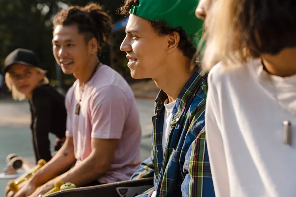 Adolescentes Multirraciales Hablando Riendo Mientras Pasan Tiempo Skate Park Aire —  Fotos de Stock