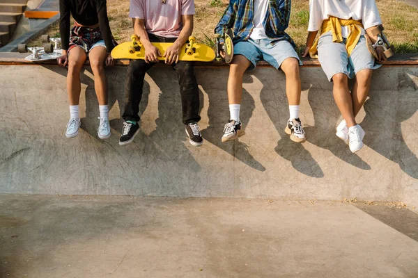 Fyra Tonåringar Sitter Med Sina Skateboards Medan Tillbringar Tid Skatepark — Stockfoto