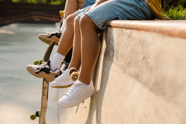 Four Teenagers Sitting Skateboards While Spending Time Skate Park Outdoors — Stock Photo, Image