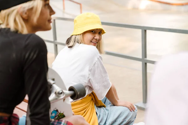 Meninas Multirraciais Sorrindo Enquanto Passa Tempo Parque Skate Livre — Fotografia de Stock