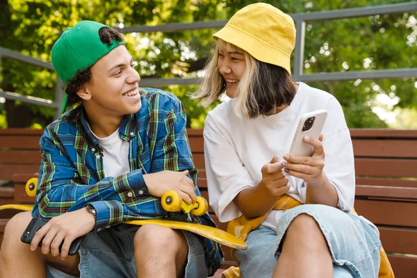 Deux Adolescents Multiraciaux Souriant Utilisant Téléphone Portable Tout Passant Temps — Photo