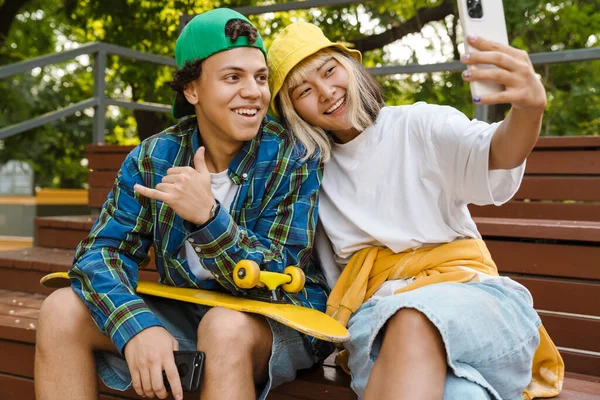 Multiraciala Tonåringar Som Tar Selfie Medan Tillbringar Tid Skate Park — Stockfoto