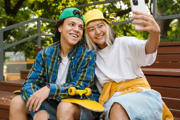 Adolescents Multiraciaux Prenant Selfie Tout Passant Temps Skate Park Plein — Photo