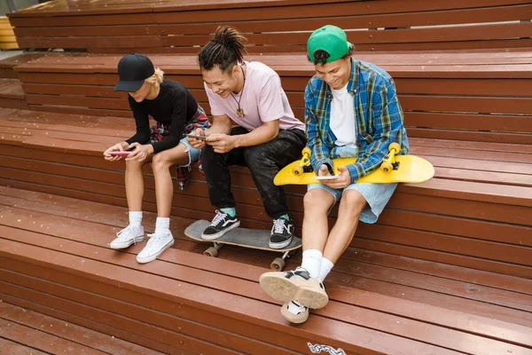 Multiraciala Tonåringar Pratar Och Skrattar Medan Tillbringar Tid Skate Park — Stockfoto