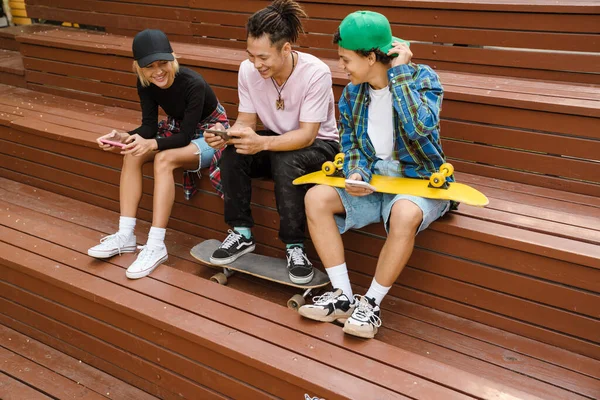 Adolescentes Multirraciales Hablando Riendo Mientras Pasan Tiempo Skate Park Aire — Foto de Stock