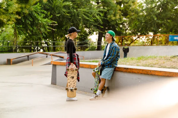 Adolescentes Multirraciales Hablando Sonriendo Mientras Pasan Tiempo Parque Skate Aire — Foto de Stock