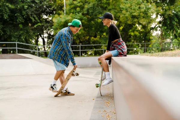 Adolescentes Multirraciales Hablando Sonriendo Mientras Pasan Tiempo Parque Skate Aire — Foto de Stock