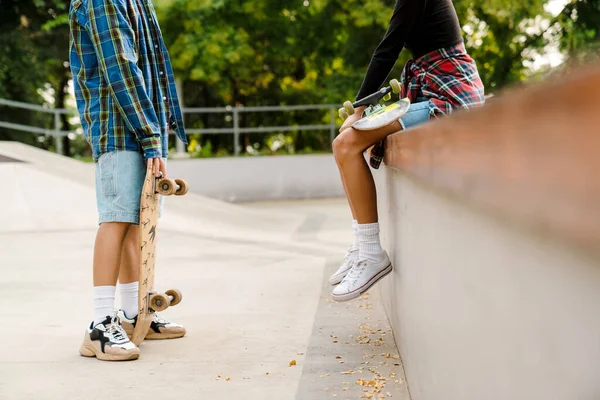 Vita Tonåringar Pratar Medan Tillbringar Tid Skate Park Utomhus — Stockfoto