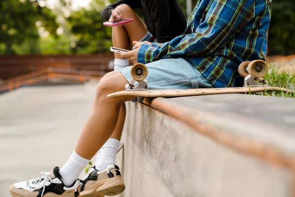 Dos Adolescentes Blancos Usando Teléfonos Celulares Mientras Pasan Tiempo Skate —  Fotos de Stock