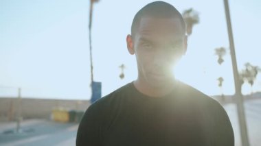 Gülümseyen kel sporcu, sabahları kameraya bakıyor.