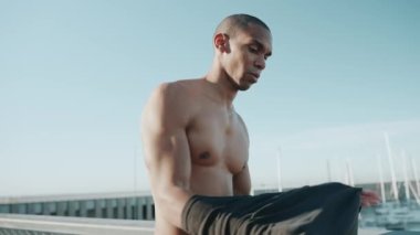 Kel, güçlü sporcu sabahları siyah bir tişört giyer.