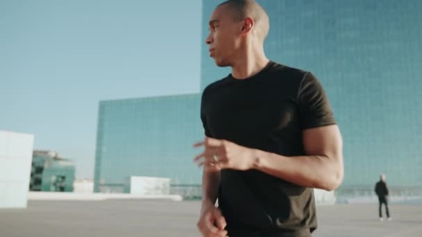 Ισχυρός Φαλακρός Αθλητής Φορώντας Μαύρο Shirt Τρέχει Στην Ύπαιθρο Πρωί — Αρχείο Βίντεο