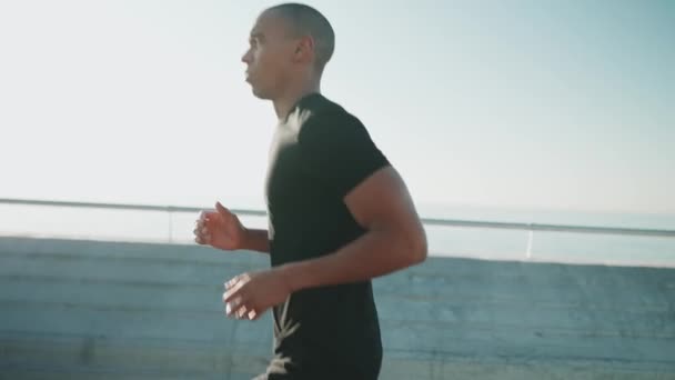 Αυτοπεποίθηση Φαλακρός Αθλητής Φορώντας Μαύρο Shirt Τρέχει Εξωτερικούς Χώρους Πρωί — Αρχείο Βίντεο