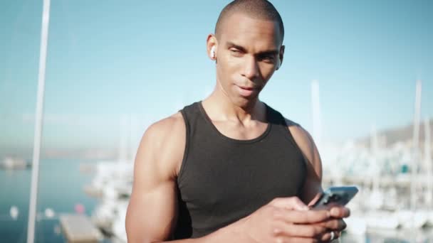 Καραφλός Χαρούμενος Αθλητής Φορώντας Μαύρο Shirt Πληκτρολογώντας Στο Τηλέφωνο Εξωτερικούς — Αρχείο Βίντεο