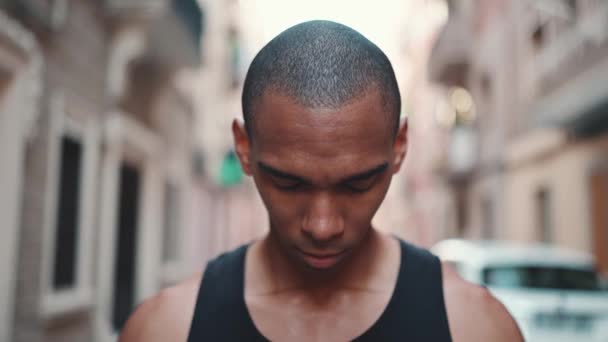 Careca Desportista Sério Vestindo Preto Shirt Abrir Olhos Para Câmera — Vídeo de Stock