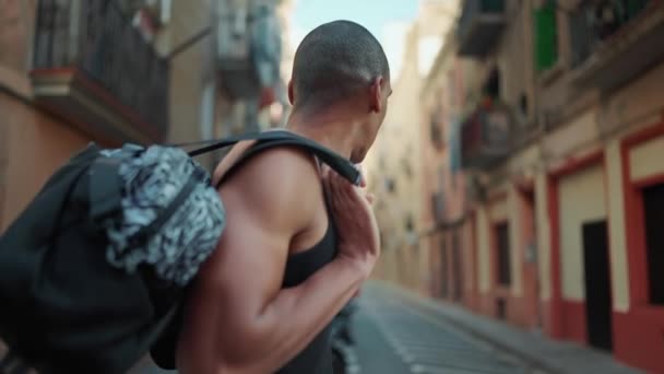 Φαλακρός Όμορφος Αθλητής Φορώντας Μαύρο Μπλουζάκι Περπατώντας Στην Πόλη — Αρχείο Βίντεο