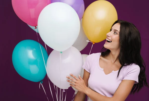 Mulher Morena Branca Rindo Enquanto Posando Com Balões Isolados Sobre — Fotografia de Stock