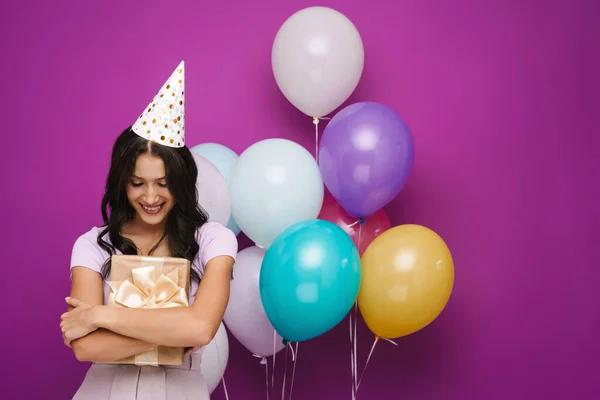 Jeune Femme Cône Fête Souriant Tout Posant Avec Boîte Cadeau — Photo