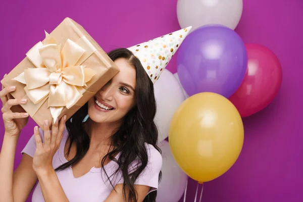 Mujer Joven Cono Fiesta Sonriendo Mientras Posa Con Caja Regalo —  Fotos de Stock