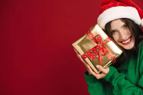 Ung Kvinna Julen Hatt Leende Samtidigt Poserar Med Nuvarande Rutan — Stockfoto