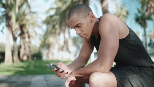 Καραφλός Αυτοπεποίθηση Αθλητής Φορώντας Μαύρο Shirt Πληκτρολογώντας Από Τηλέφωνο Στον — Αρχείο Βίντεο