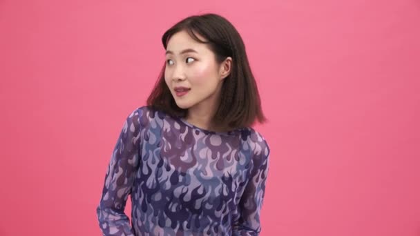 Veselý Asijské Žena Dívá Stran Mrkání Růžové Studio — Stock video