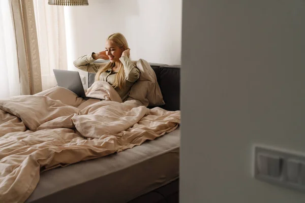 Молодая Блондинка Ноутбуком Лежащая Постели После Сна Дома — стоковое фото