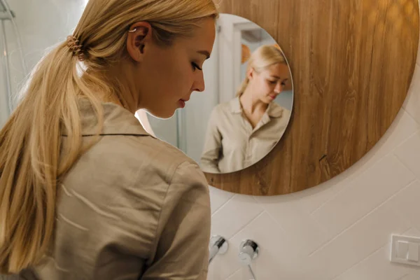 Giovane Donna Bionda Guardando Nello Specchio Mentre Lava Bagno — Foto Stock