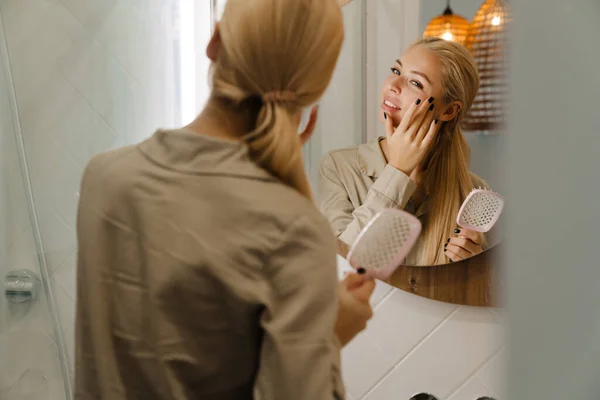Mujer Rubia Joven Mirando Espejo Mientras Hace Peinado Baño — Foto de Stock